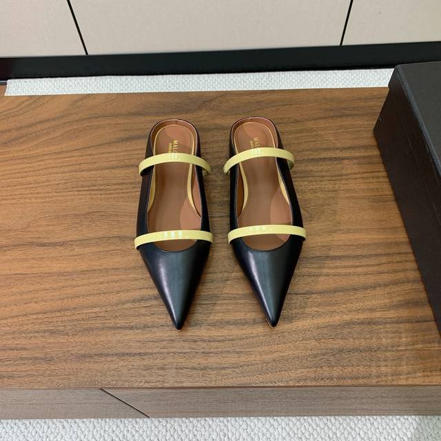 Malone Souliers 平底半拖。喜欢过通混搭不同触感和地质的材料达到一种平的衡感觉。鞋面采用进口牛皮，羊皮内里，进口真皮大底。 码数：35-41 40