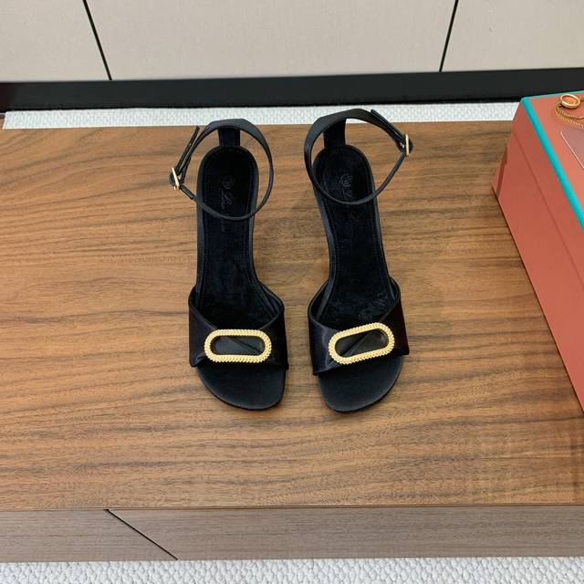 Loro Piana 新款凉鞋。极简主义风格。属于非常耐看的款式！鞋面真丝，垫脚羊京。进口真皮大底。定制五金扣。 码数：35-41 40、41定制不退换 批：