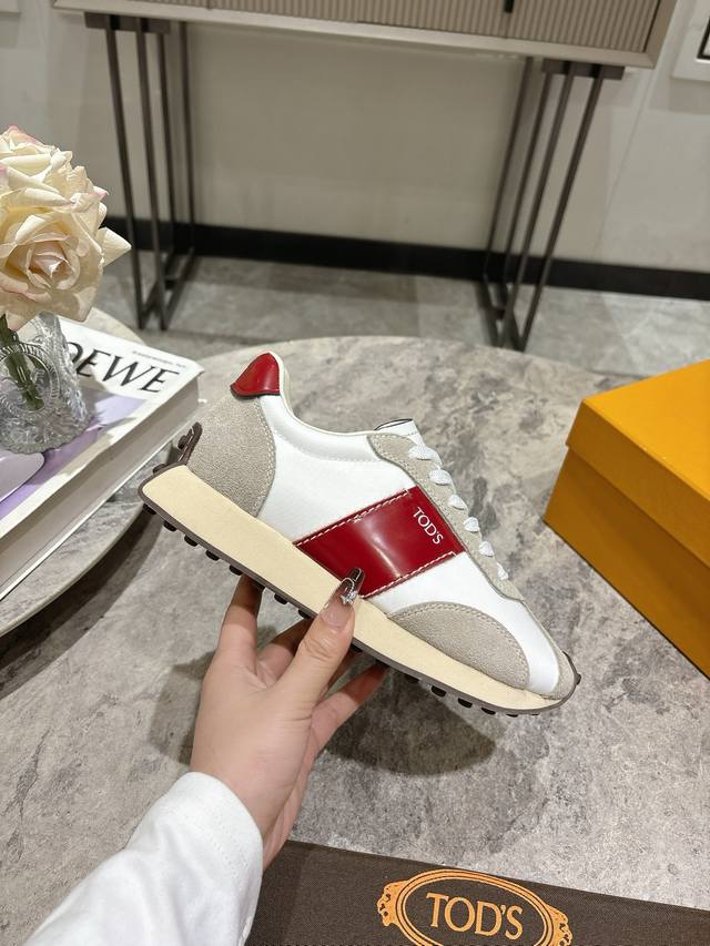 布面 Tod's新品运动阿甘鞋。 这款最大醒目之处就是颜色饱和度极高！及其浓郁的色彩＋撞色拼接的设计充满阳光活力，这股力量甚至可以感染到身边的人，使人心情愉悦，