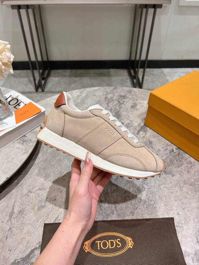 皮面 Tod's新品运动阿甘鞋。 这款最大醒目之处就是颜色饱和度极高！及其浓郁的色彩＋撞色拼接的设计充满阳光活力，这股力量甚至可以感染到身边的人，使人心情愉悦，