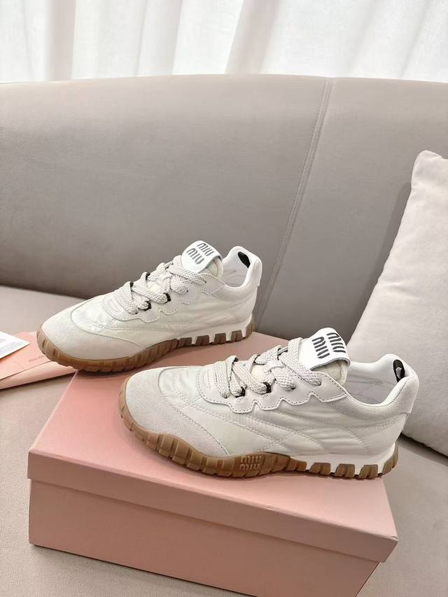 Miu Miu 25Ss 春夏新款走秀Miumiu 德训 休闲鞋 秀场工艺来自Miu Miu系列的细节特写 新季的潮流要素 与此刻挚爱的概念，多元对撞，传达现代