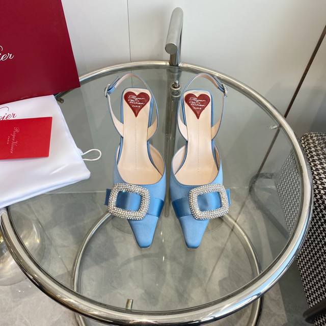 Roger Vivier Ss New Arrival～ Rv 早春夏缎面钻扣 Slingback新品后空单鞋 顶级品质 缎面搭配钻扣，高级感拉满 小羊皮内里，