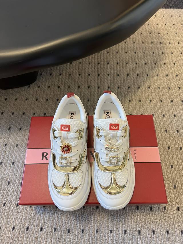 代购级 Roger Vivier 25Ss 春夏 Rv厚底运动鞋 休闲鞋以皮革拼镜面织物和网眼面料制成前面点缀迷你闪钻饰扣和珐琅花朵舒适又不失活泼，尽显松弛感
