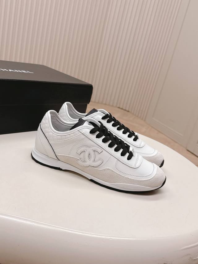 Chanel 香奈儿 25P 最新爆款 熊猫 运动鞋 休闲板鞋 小香 爆款单品 经典黑白 熊猫配色 经典超百搭 上服非常舒适 面料: 牛皮 内里: 羊皮 大底: