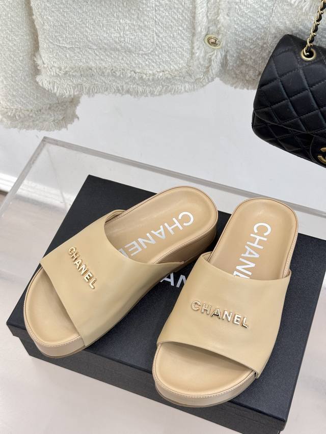 厂价 Chane*｜小香25C春夏新品 厚底字母懒人拖鞋 夏天必须人手一双 经典小字母设计 上脚就是洋气不拖沓！ 鞋面采用进口小牛皮 内里踮脚都是羊皮 原版开模
