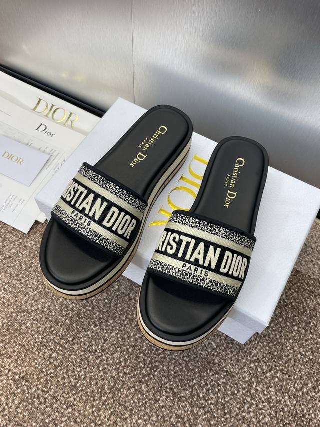 工厂P价P 迪奥 Dior 2025 春夏新款 Ivieta Dway 果冻色平底一字拖拼色女鞋 Cd字母Logo立体刺绣厚底圆头露趾拖鞋 原版开发市面顶级版本