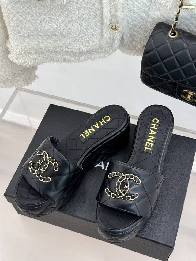 厂价 Chane*｜小香25C春夏新品 菱格厚底松糕链条双C拖鞋 夏天一定要入的凉拖系列 可文艺可时髦 穿搭率实在太高了 厚底在拉长腿方面真的Yyds 百搭舒适