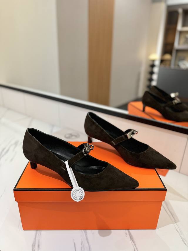 出厂价Pp： 爱马仕Hermes，真皮大底 顶级版本！原版开发 鞋面：羊猄 内里垫脚 混种羊皮 跟高 ：4Cm 大底：意大利真皮大底 码数：34-43注 34