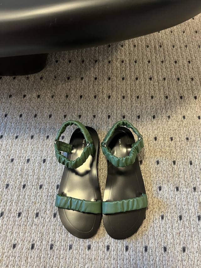 顶级品质 The Row 真皮极简百搭平底凉鞋 鞋脚真的是史上我穿过最最舒服的款式太柔软啦！磨脚星人一定要收了它 有一丢高级又简约的感觉其实除了好看以外它的舒适