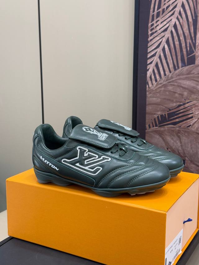 V Ss25 情侣款足球鞋 这款 Footprint Soccer 运动鞋于2025春夏系列时装展中亮相，是Pharrell Williams 首次以足球鞋为灵