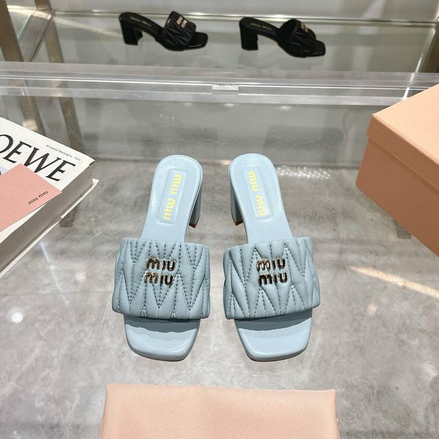 Miumiu2025Ss春夏新款高跟底小羊皮凉鞋拖鞋 顶级版本 Zp开发 原版拆卸 对版菱格纹 秒杀市面普通版本，Miumiu真的太少女啦！小羊皮超级软糯 舒适