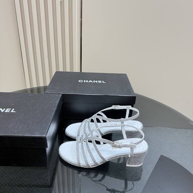 厂价 Chane*｜小香25C早春新品 凉鞋 对它一见钟情 不夸张哦～ 这大概就是小香的魅力 总是很懂女生 虽然看上去很冷但配上黑丝袜特有感觉 是今年的最新款来