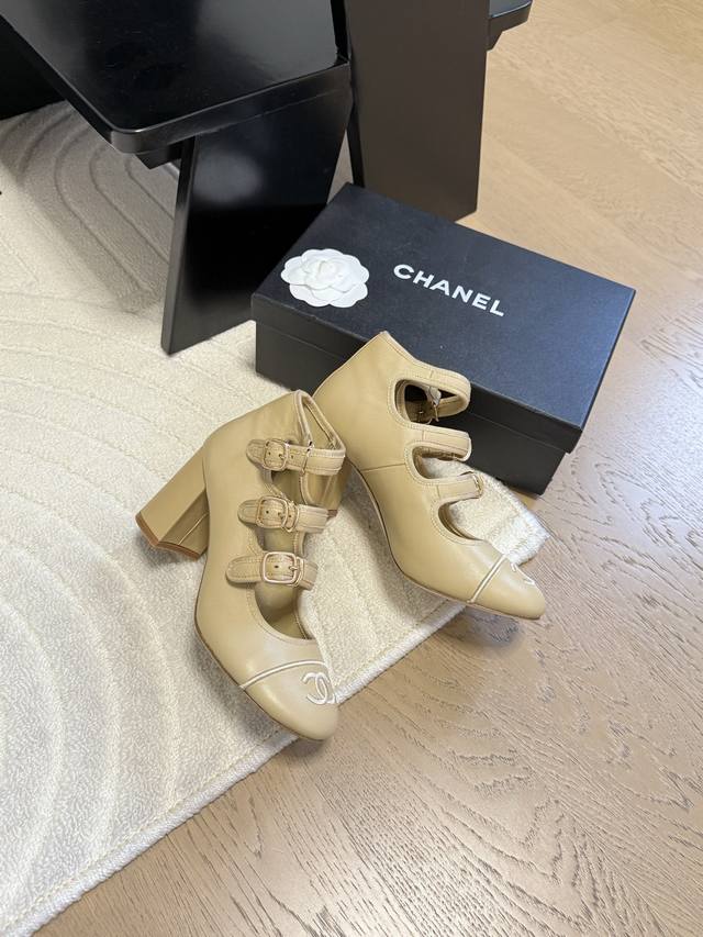 Chanel 25C早春玛丽珍单鞋 这一季的鞋子都很棒耶！ 纯黑色玛丽珍上脚很舒服鞋面皮质也很软，不用担心会磨脚。兔耳朵也好可爱，黑白拼色和黑色布面都很好看。
