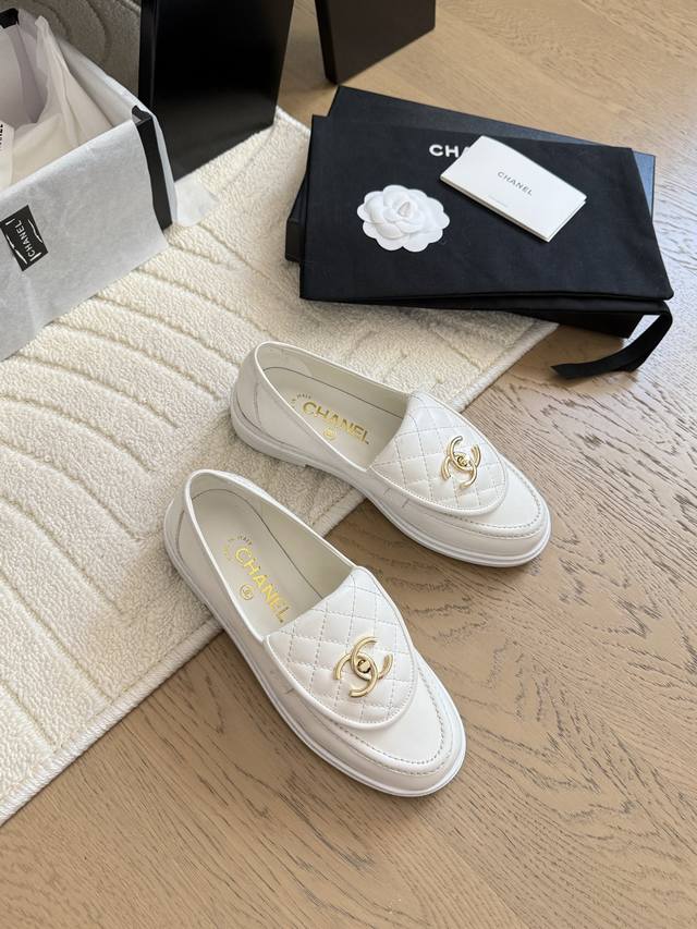 Chanel 25C新款双C扣乐富鞋 回归的双C扣设计 特别Vintage 复古味十足 拼色乐福鞋也长到了审美上 鞋面麂皮 内里皮毛一体 原版大底 Size:3