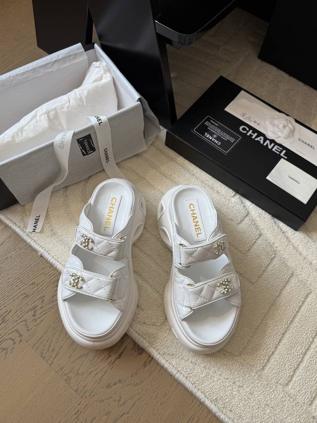 Chanel 25新魔术贴厚底凉鞋版面 顶级对版货！ 所有的颜色我家都有！ 鞋面进口面料，垫脚内里羊皮，原版五金扣。 均配专柜顶级包装！ Size:35-39