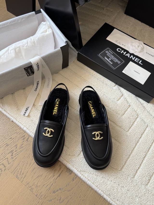 Chanel 25C新款双C扣后带凉鞋 回归的双C扣设计 特别Vintage 复古味十足 乐福鞋也长到了审美上 鞋面牛皮 内里羊皮 原版大底 Size:35-3
