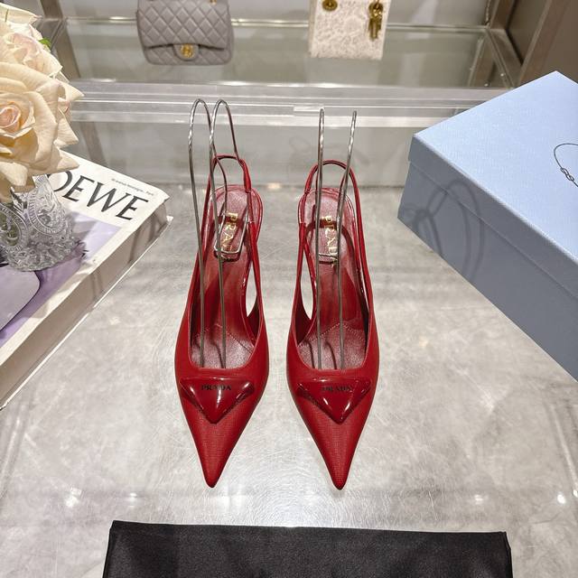 Prada 普拉达 25 出厂价P 专柜走秀款尖头凉鞋 三角扣标 高跟 早春走秀款！ 鞋面：高定制开边珠面料 内里：进口水染羊皮 大底：原版意大利真皮大底 跟高