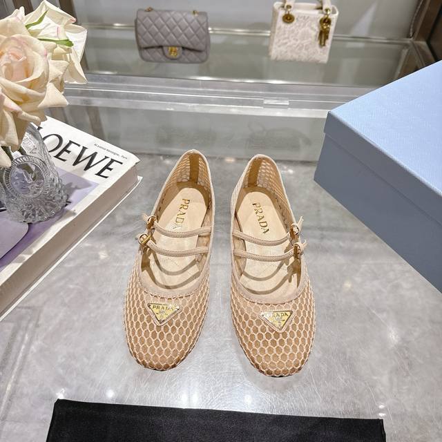 Prada 普拉达2025Ss春夏新品 闪亮登场 玛丽珍平底芭蕾舞鞋 柔软舒适 ，小红书各大博主推荐，妥妥的学院风通勤1-1开发 圆头金色三角标扣 出厂价P 面