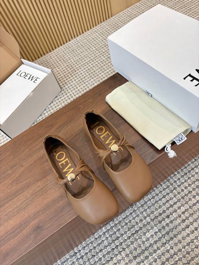 Loewe出厂 面料：定制A级超软羊皮 内里：超软羊皮 码数：35 40 鞋楦调试非常到位脚型超级好看舒适 全套包装配飞机盒