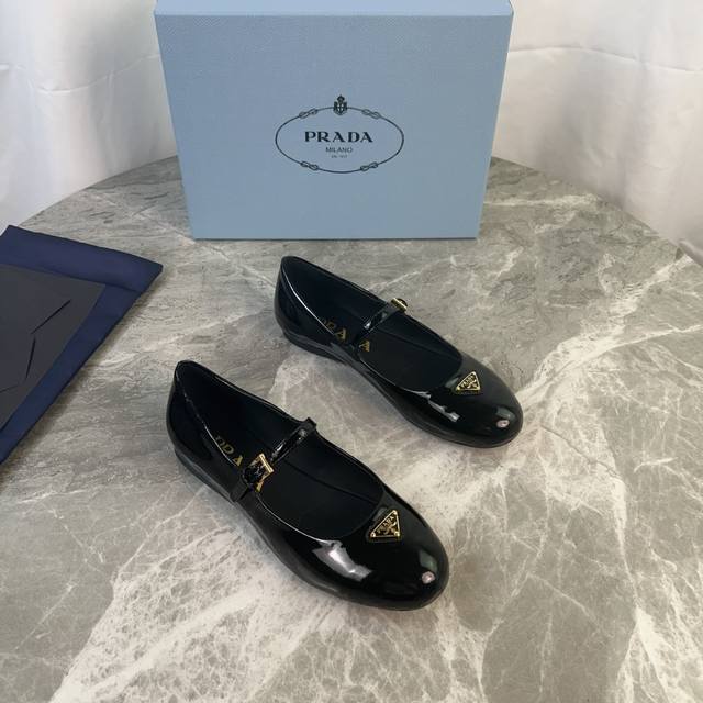 P家最新款 面：进口牛漆皮 里：超软水染牛皮 底：原版1:1开模发泡底 标志性三角标，原版包装 Size 35-41