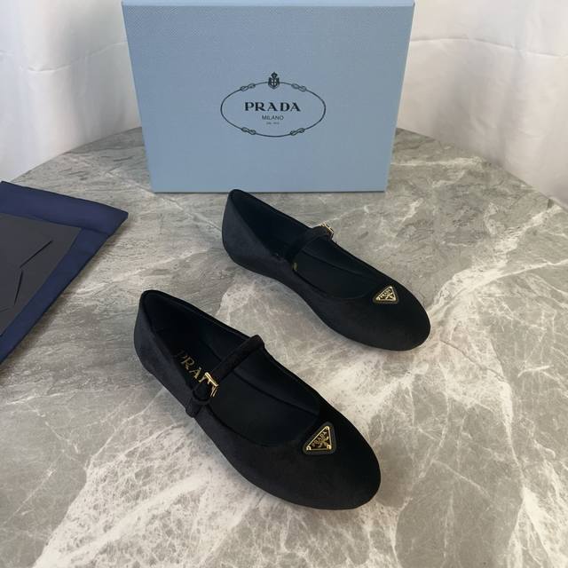 P家最新款 面：进口天鹅绒 里：超软水染牛皮 底：原版1:1开模发泡底 标志性三角标，原版包装 Size 35-41