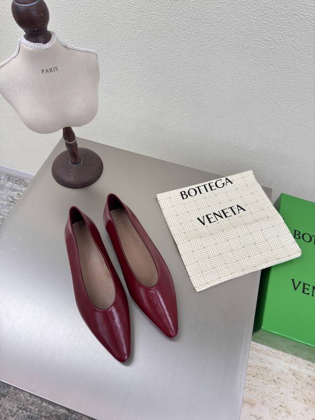 Bv 女士 Sofia 芭蕾舞鞋 皮革芭蕾舞鞋 酒红色 家族元素 编织系列 高版本 小圆头 通勤必备 Bv早秋系列 都好美啊 优雅材质运用在鞋履上知性优雅干练