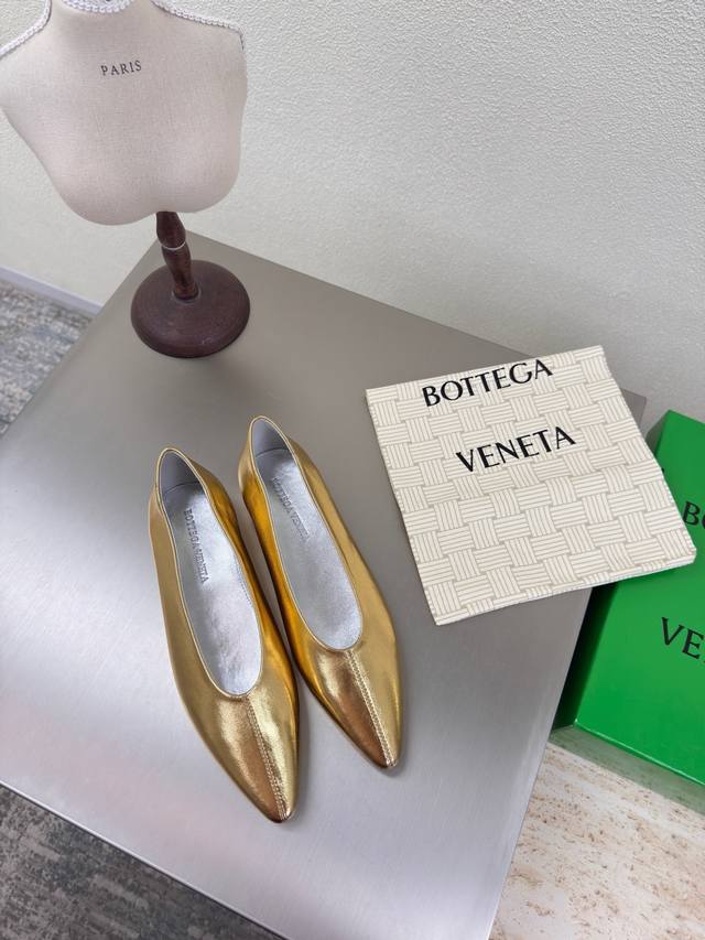 Bv 女士 Sofia 芭蕾舞鞋 皮革芭蕾舞鞋 金色 家族元素 编织系列 高版本 小圆头 通勤必备 Bv早秋系列 都好美啊 优雅材质运用在鞋履上知性优雅干练 满