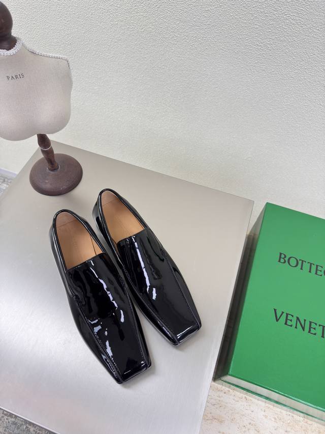 Bottega Venet* 男女款 Jim孟克鞋 乐福鞋 男款10 原版一比一做法 一致五金 黑色小牛漆皮 真皮 当今流行的又一趋势 天花板啦 双色百搭 精致