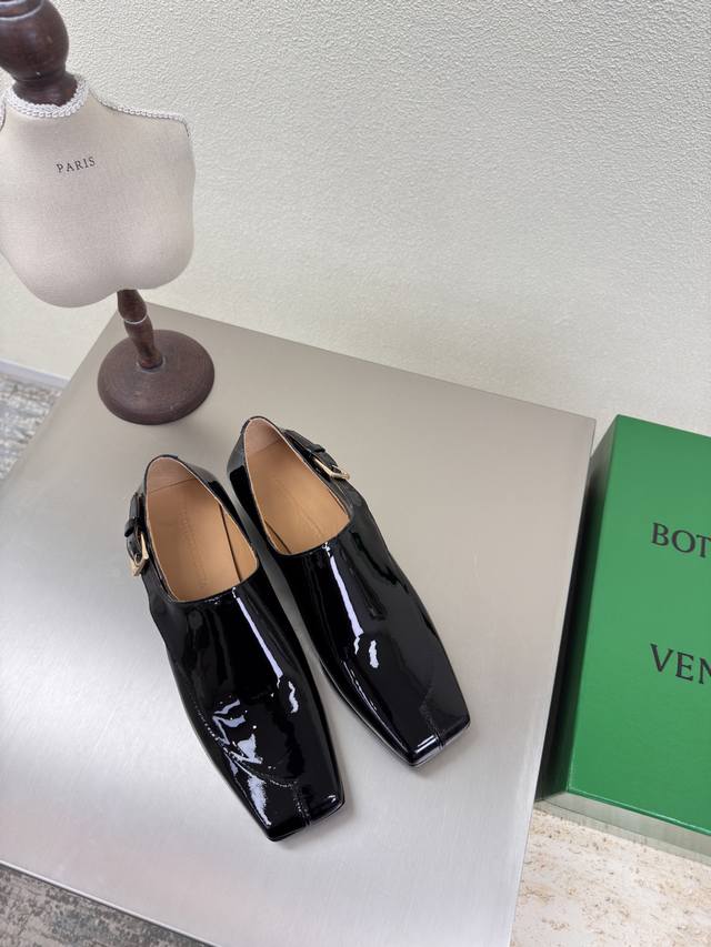 Bottega Venet* 男女款 Jim孟克鞋 男款10 原版一比一做法 一致五金 黑色漆皮 真皮 当今流行的又一趋势 天花板啦 双色百搭 精致平底 包裹面