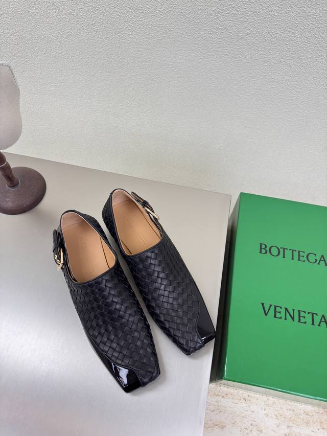 Bottega Venet* 男女款 Jim孟克鞋 男款10 原版一比一做法 一致五金 黑色编织 真皮 当今流行的又一趋势 天花板啦 双色百搭 精致平底 包裹面