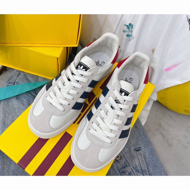 Gucci × Adidas 三叶草联名款； 两大顶级品牌合作系列；运动系顶流Adidas 奢侈圈顶流Gucci 三叶草 三条杠Logo为设计元素；将其碰撞于G