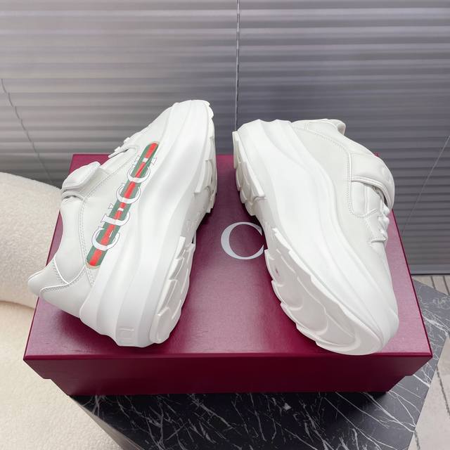Gucci 最新款魔术贴老爹鞋；厚底鞋 ；休闲鞋；运动鞋 这款Rhyton系列运动鞋 采用象牙白色皮革搭配，鞋身魔术贴复古设计，5.5Cm增高厚底完美呈展姿态