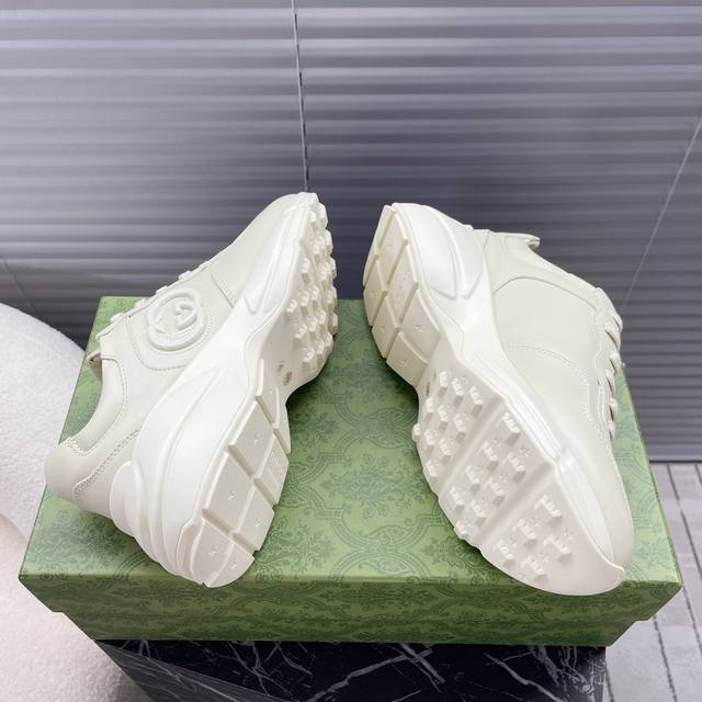 Gucci 顶级版本 老爹鞋系列款 Gg情侣款老爹鞋，近几年一直火爆；新色更新不断；明星 网红 直播等必定种草打Call 经典时尚风格，皮面做旧、5D绘图打印；