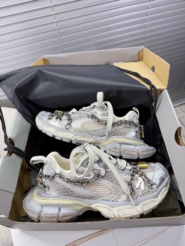 Balenciaga 巴黎世家~~3Xl情侣款复古运动鞋 3Xl同心锁链条款运动鞋，金属链条金属锁扣设计，街头酷飒感爆棚，自带生人勿近的气场 全新系列传承与经典