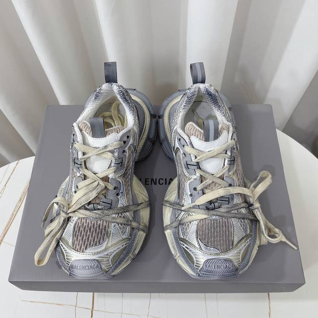 Balenciaga 巴黎世家~~3Xl情侣款复古运动鞋 全新系列传承与经典：以标志性Balenciaga廓形抽象大底，碰撞出前卫时尚模范新创意 独家私模大底、