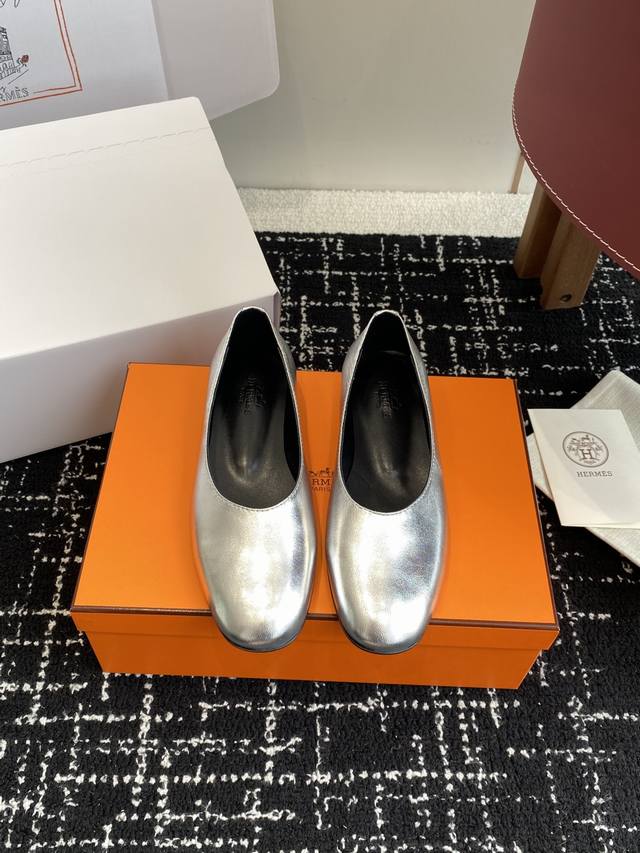 东莞代购级 官网同步飞机盒包装 爱马仕Hermes 25Ss 春夏新品 芭蕾舞鞋，芭蕾鞋与玛丽珍无疑是近年来爆火 的鞋子， 与鞋身形成低调的撞色感，造型简约又富