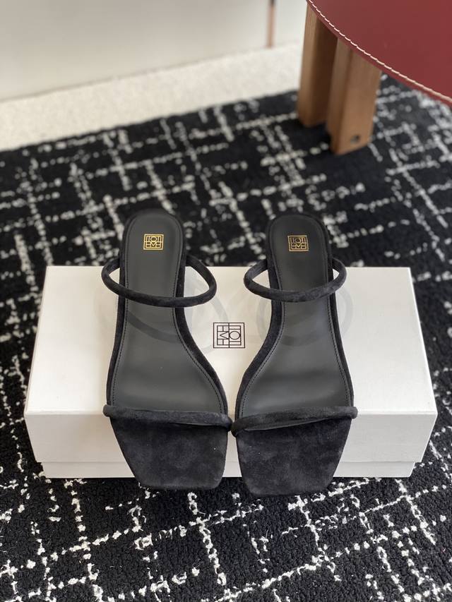 东莞代购级 Toteme 25 春夏新品 极简 猫跟拖鞋 简约的冷淡风 复古又百搭！穿在脚上 质感十足 整个造型都会显得很高级！时髦小姐姐必备单品！ 鞋面：采用