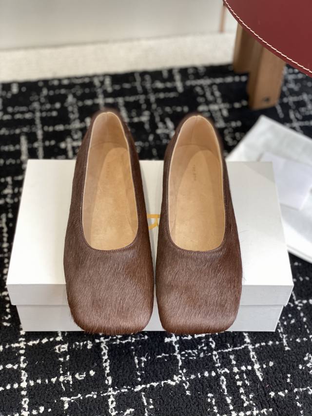东莞代购级 The Row 新款方头浅口穆勒马毛单鞋 说到极简风格，Row家的设计总是让人信赖，简单又舒适，不管你怎么搭，都能穿出那种不经意的高级感，真的是超级