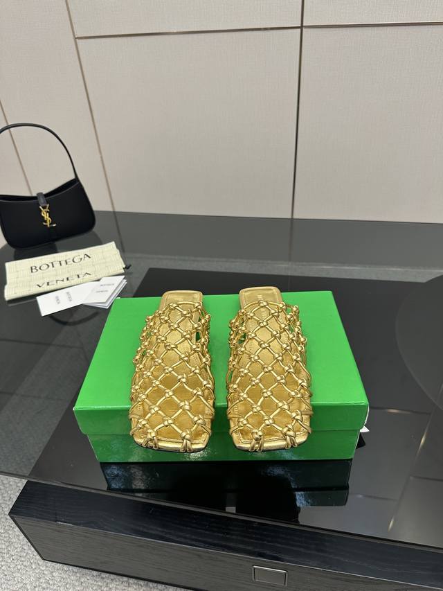 Bv Riva Mule 女士平底 手工编织 穆勒拖鞋 系列 纯手工编织 耗时60天开发 这款经典款 简直Bv最新天花板啦 彩色百搭 手工而成 高档舒适 面料选