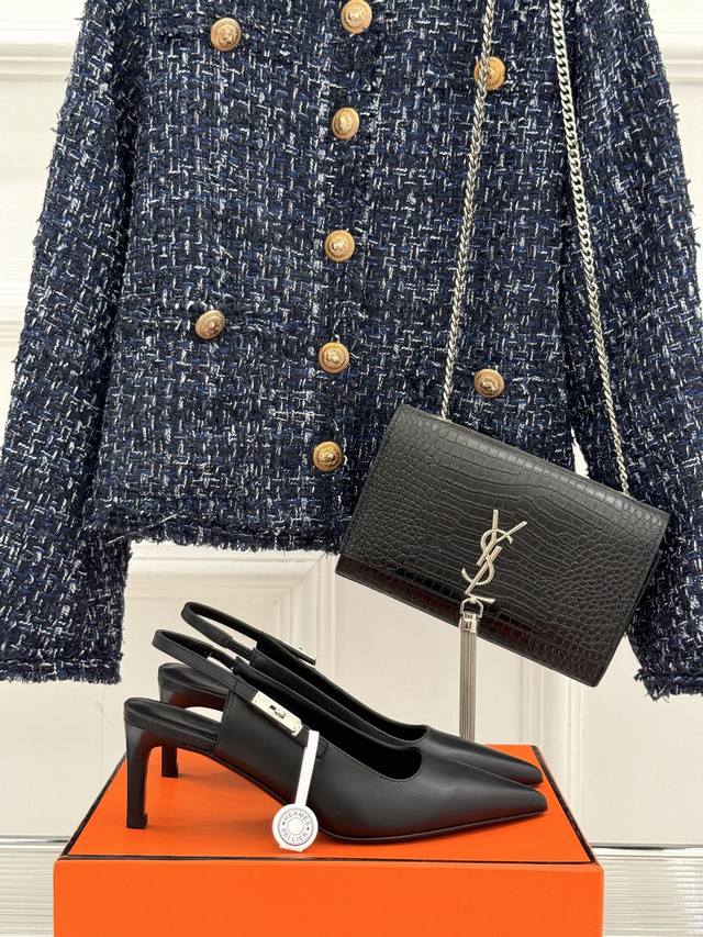 顶版 HermèS 爱马仕经典Kelly扣后空 尖头猫跟凉鞋 法式慵懒与奢华格调完美融合 成为了众多时髦精的出街新宠。 Kelly扣无疑是这双凉鞋的灵魂所在。