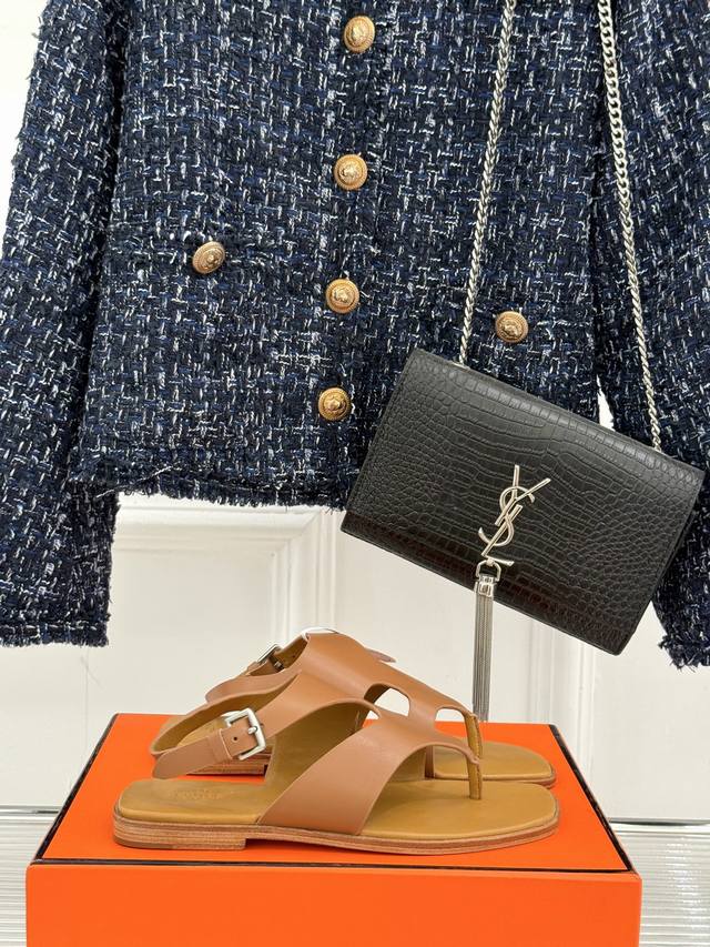 厂价 HermèS 爱马仕25Wf春夏新品 Karen夹脚凉鞋 经典配色搭配时尚的几何图形设计 为这款凉鞋增添了现代柔美的气息 简约而不失优雅 轻松展现出独特品