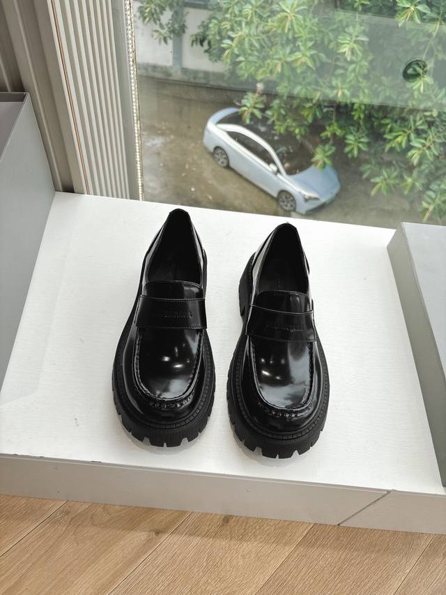 Balenciaga 巴黎世家 军靴全新秋冬情侣高帮单鞋切尔西短靴破洞做旧复古风格，以崭新视角演绎“中古风”黑色百搭经典配色 大底鞋头处有品牌Logo 鞋面：进
