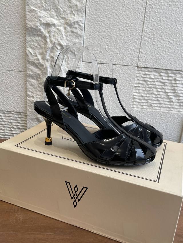 顶级版本: Vanda Novak 25Ss夏装新款 大圆头 凉鞋 拖鞋 单鞋 粗跟 高跟鞋 Vanda Novak 大圆头 凉鞋 全网独家耗时3个月研发鞋跟与