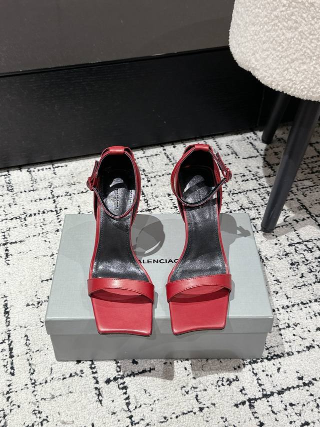 顶级版本 Balenciaga 巴黎世家 25Ss春夏新款 方头 高跟 凉鞋 最特别之处就是内置的腰线水台设计 使整双鞋看上去线条非常优美 “里面先做一对单鞋