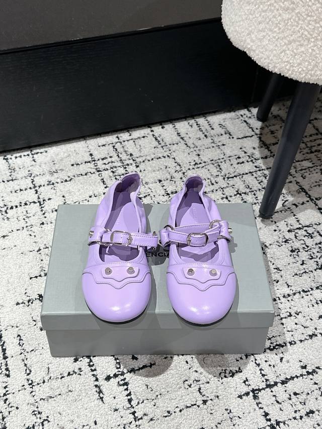 顶级版本 Balenciaga 25 Ss 巴黎世家春夏新款芭蕾舞鞋 微皱油蜡皮+铆钉、搭配超软橡胶薄底， 上脚超级柔软舒适，又甜又酷的才是王炸 面料：进口油蜡
