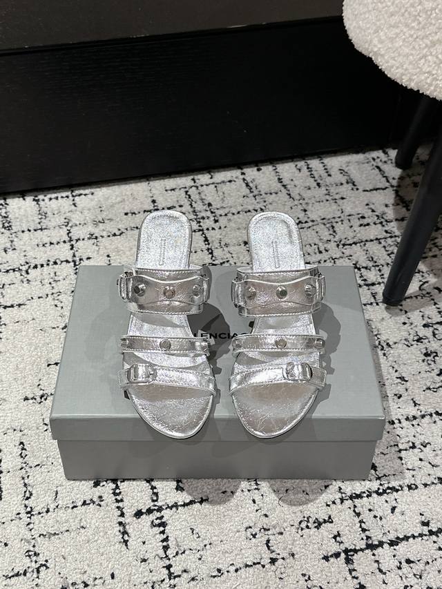 顶级版本 Balenciaga 25 Ss 巴黎世家春夏新款中跟拖鞋 微皱油蜡皮+铆钉、搭配超软橡胶薄底， 上脚超级柔软舒适，又甜又酷的才是王炸 面料：进口油蜡