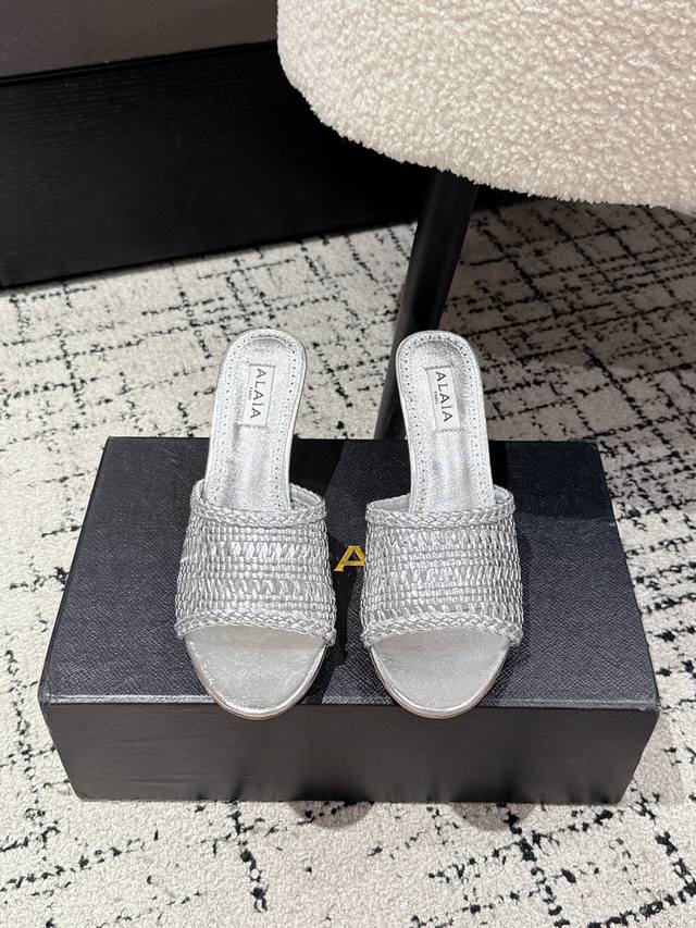 Alaia 阿莱亚25 Ss新款 穆勒高跟编织镂空凉拖鞋 简约中尽显奢华格调 流畅的线条勾勒出优雅轮廓 鞋面手工编织装饰 为整体造型增添前卫酷感 细高跟设计 巧