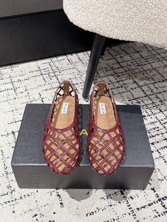Alaia 2 阿萊雅新品镂空平底鞋 这款镂空平底鞋 是时髦精的“脚腕高光” 几何格纹编织 把建筑感穿在脚上 简约自带清冷高级感 每一步都像在巴黎左岸漫步 踩出