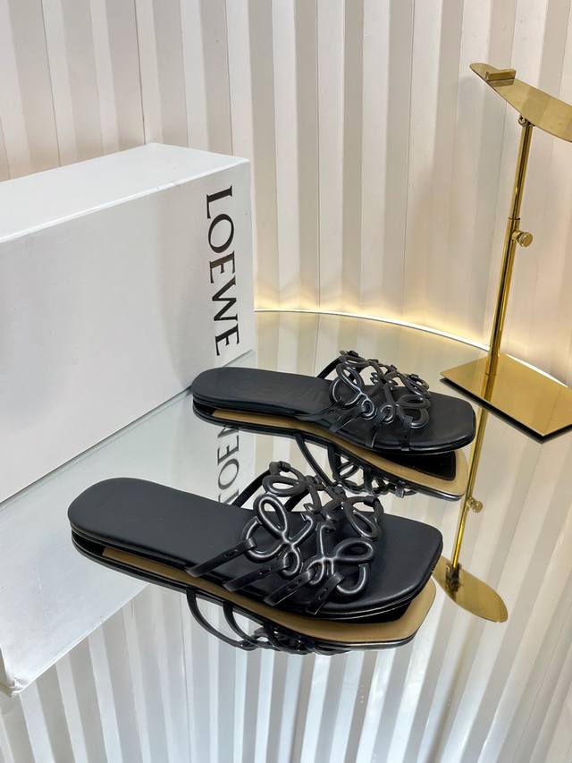 代购级Loew* 罗意威 25Ss 春夏新品 拖鞋 疯狂种草简约设计感觉更干净优雅 让你念念不忘 颜色也很耐看漂亮，上脚瞬间气质十足气场，简直无敌帅气有型 鞋面
