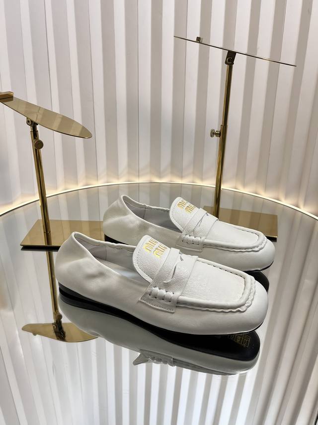 Miu Miu 24Ss秋冬季 布洛克方头乐福鞋 这款布洛克鞋线条简约设计经典，饰以Miu Miu徽标搭扣等金属细节 后松紧设计可踩脚一脚蹬 鞋面采用了进口 胎